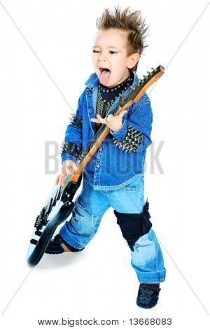 Skudt af en lille dreng spiller rockmusik med elektrisk guitar. Isoleret over hvid baggrund.