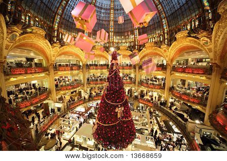 ปารีส - 30 ธันวาคม: คริสต์มาสที่ Galeries ลาฟาแยตต์ ศาลาค้ากับน้ำหอม ดู fr