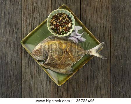 fried black pomfret with chili and sauce