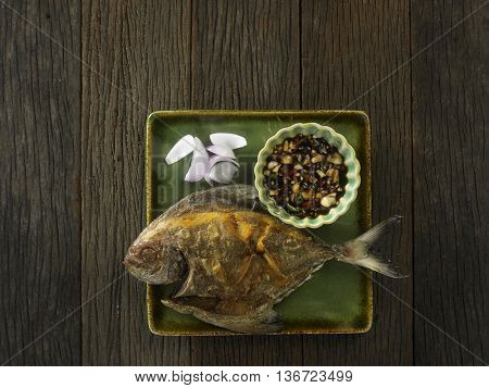 fried black pomfret with chili and sauce