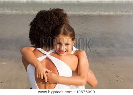 Ritratto di un giovane bambino felice con suo nother