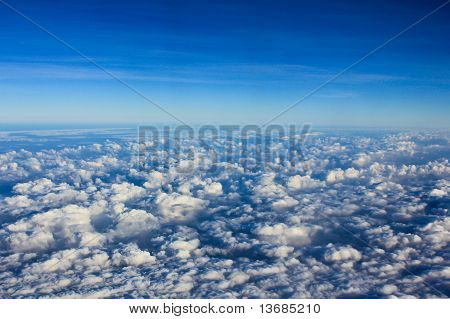 Die stürmischen Wolken von oben. Blick vom Flugzeug.