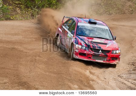 Rostov, Rússia - 05 de setembro: Uriy Volkov dirige carros de Subaru Impreza durante Rostov Velikiy Rússia