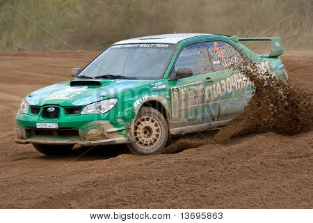Rostov, Rusko - září 05: Uriy Volkov řídí auto Subaru Impreza během Rostov Velikiy Rusko