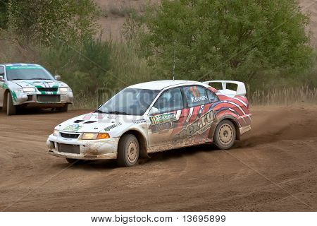 Rostov, Rússia - 05 de setembro: Uriy Volkov dirige carros de Subaru Impreza durante Rostov Velikiy Rússia