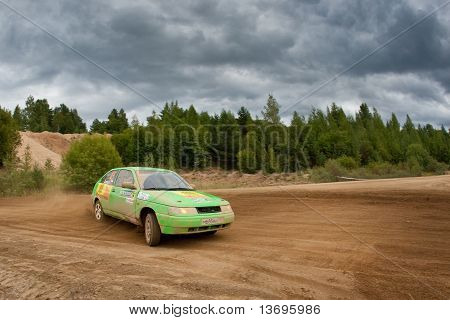 Rostov, Rusland - 05 September: Fedor Kratov een groene Lada Priora auto rijdt tijdens Rostov Velikiy Rus