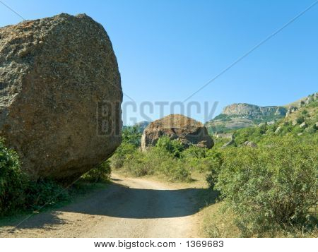 Roccia e ombra In strada