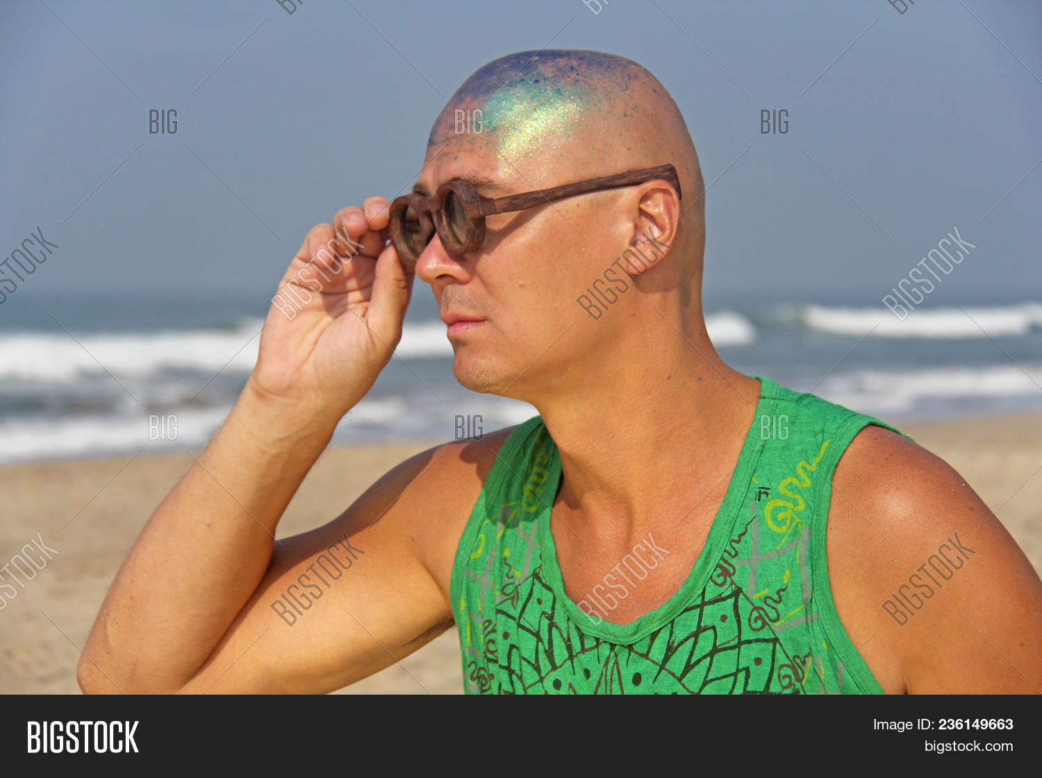 лысый лоб. лысая блестящая голова. блестящая лысина. сверкающая лысина. сверкающая лысая голова.