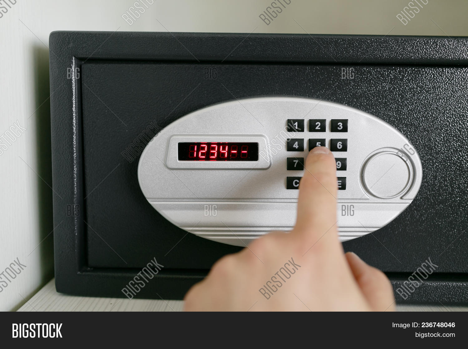 Сейф с кодовым замком в отеле. Маленький сейф с электронным замком. Презентация по сейфам в гостинице. Вскрытие сейфа. Сейф с кодовым замком.