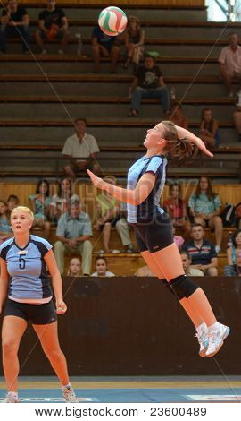 KAPOSVAR, Ungarn - SEPTEMBER 11: Zsanett Pinter (R) i aktion på den ungarske NB I. League volleyb