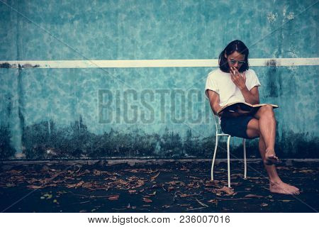 Hipster man reading a book&nbsp;