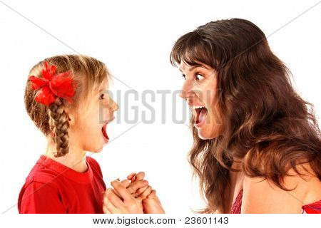 Madre con figlia gridando a vicenda.
