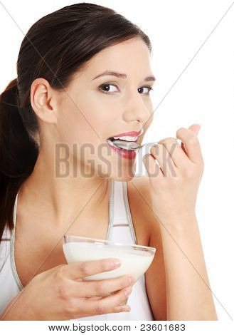 สวยสาวกินโยเกิร์ตเป็นอาหารเช้าหรืออาหารว่าง แยกต่างหากบนพื้นสีขาว