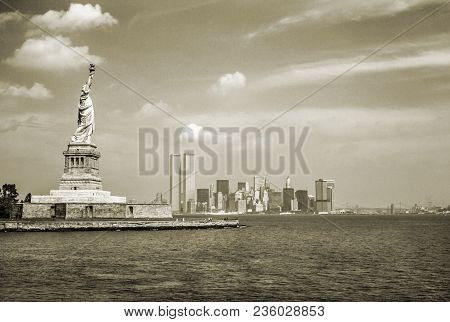 Statue Of Liberty And Twin Towers, Destroyed In September 11, 2001, Of World Trade Center. New York 
