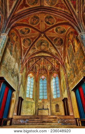 Toulouse, France: 4/4/2018 - Vertical Photo Of The Chapel Of Saint Antonin In The Convent Of The Jac