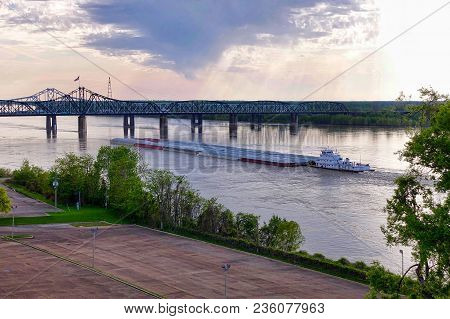 Vicksburg, Usa, 2018.04.09.: A Float Passes The Bridges Over The Mississippi River At Vicksburg In T
