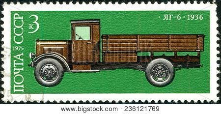 Ukraine - Circa 2018: A Postage Stamp Printed In Ussr Show Soviet Truck Yag-6. 1936. Series: Vehicle