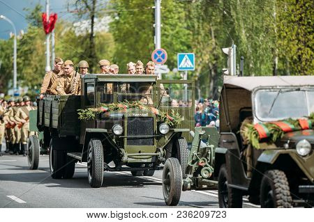 Gomel, Belarus - May 9, 2017: Group Of Re-enactos Dressed As Russian Soviet Soldiers Of World War Ii