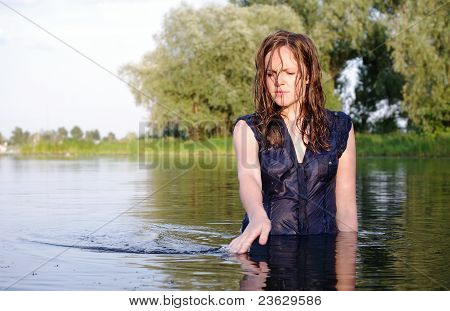 Seltsam bekleidet Badende Frau