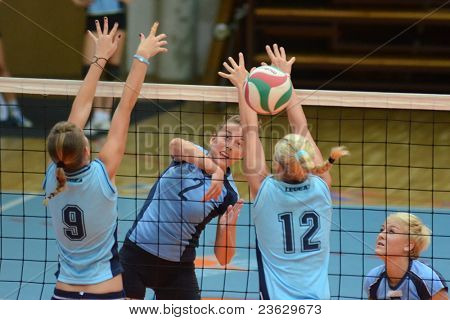 KAPOSVAR, Ungarn - SEPTEMBER 11: Zsanett Pinter (2) i aktion på den ungarske NB I. League volleyb