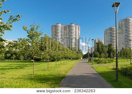 Moscow, Russia - 23 July, 2017: Walking Area On A Warm Summer Evening In A Recreation Area In Altufe