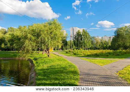 Moscow, Russia - 23 July, 2017: Walking Area On A Warm Summer Evening In A Recreation Area In Altufe