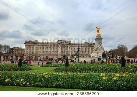 Buckingham Palace, London, Uk - 2018.  It Is The London Residence Of Hm The Queen And Is Open To The