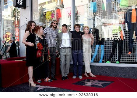 LOS ANGELES - SEP 19: To & et halvt mænd stemmer på Jon Cryer Hollywood Walk of Fame stjerne Ceremony en