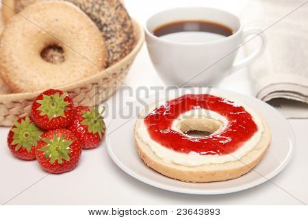 Petit déjeuner avec des Bagels frais