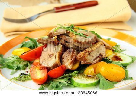 Salat mit Entenbrust, Kirschtomaten und Rucola