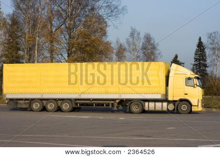 Tyhjä keltainen Semi Trucktor Trailer Truck
