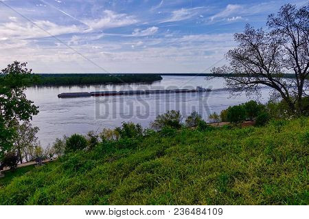 Vicksburg, Usa, 2018.04.09, Cargo Float On The Mississippi At Vicksburg In The Usa.