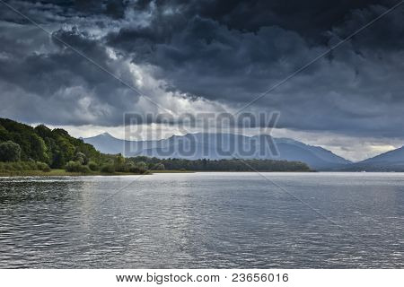 Obrázek dramatické oblohy v Chiemsee v Německu