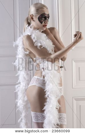Haltungs-Model In Dessous neben einer Tür