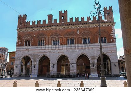 Piacenza, Italy - August 7, 2016: Palazzo Comunale, Also Known As Il Gotico At The Piazza Cavalli