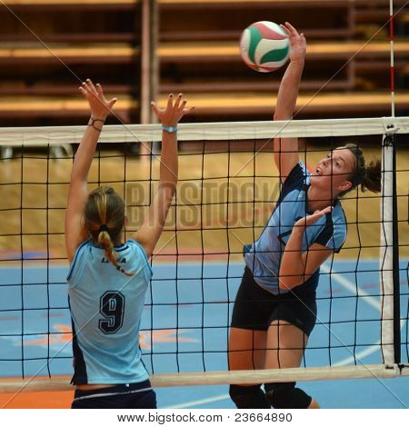 KAPOSVAR, Ungarn - SEPTEMBER 11: Zsanett Pinter (2) i aktion på den ungarske NB I. League volleyb