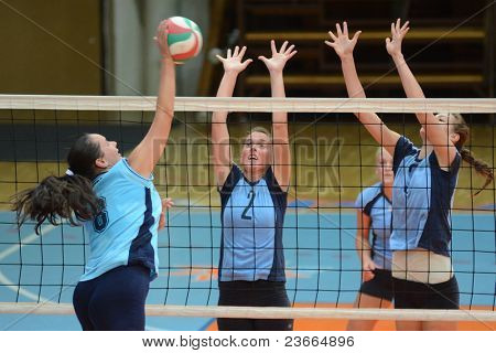 KAPOSVAR, Ungarn - SEPTEMBER 11: Zsanett Pinter (2) i aktion på den ungarske NB I. League volleyb