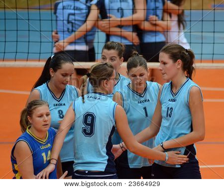 KAPOSVAR, Ungheria - 11 settembre: XI Budai. giocatori di festeggiare presso la Pallavol NB I. Campionato ungherese