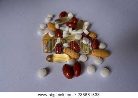 Menaquinone (vitamin K), Lutein, Fish Oil, Multivitamins Pills