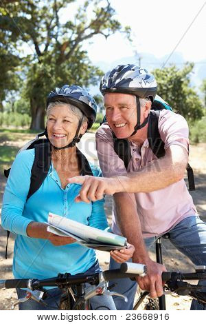 Senior par med kort på land bike ride