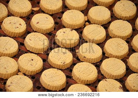 Macau, China- 07 Apr, 2018: Almond Cookies From Koi Kei Placed On The Basket. Koi Kei Bakery Is A Ch