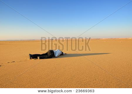 Cuerpo humano en el desierto