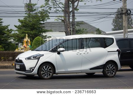 Toyota Sienta Mini Mpv Van.