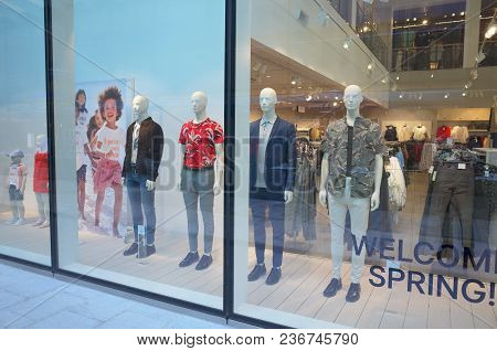 Bracknell, England - April 18, 2018: Window Display Of Spring And Summer Fashion Clothing For Men In