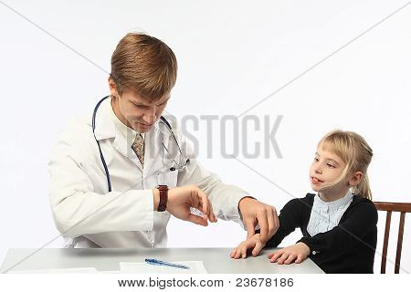 der Doktor und das kleine Mädchen