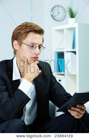 Retrato de un contador serio mirar el cuadro de la calculadora