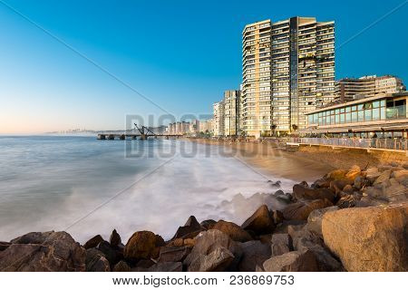 Vina Del Mar, Region De Valparaiso, Chile - August 15, 2016: View Of Acapulco Beach And Muelle Verga