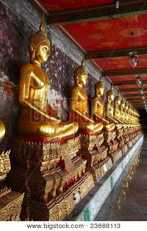 แถว A ของรูปปั้นปฏิมากรที่วัดสุในประเทศไทย