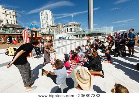 Brighton, United Kingdom - August 1, 2017: People Watching The Performance Of A Puppet Theater On Th