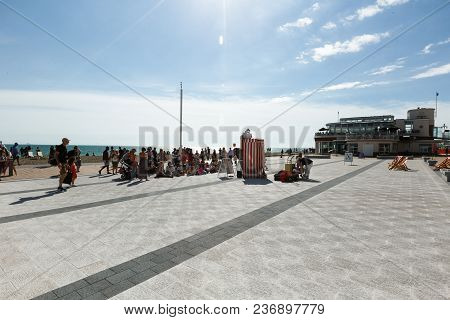 Brighton, United Kingdom - August 1, 2017: People Watching The Performance Of A Puppet Theater On Th